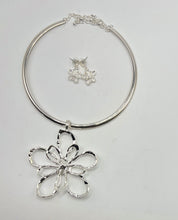 Load image into Gallery viewer, Gold Choker Necklace